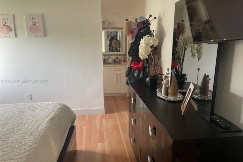 House in Miami, Florida 3 bedrooms, 127 sq.m. № 1990231 - photo 4