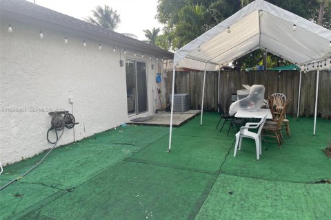 House in Miami, Florida 3 bedrooms, 127 sq.m. № 1990231 - photo 15