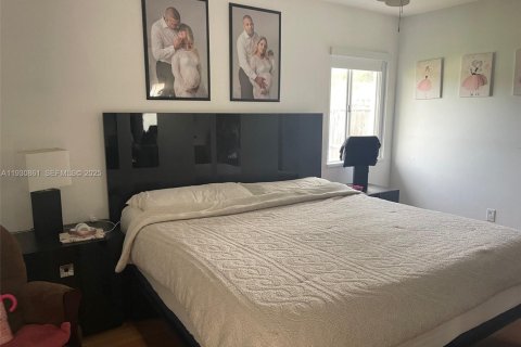 House in Miami, Florida 3 bedrooms, 127 sq.m. № 1990231 - photo 2