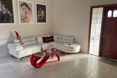 House in Miami, Florida 3 bedrooms, 127 sq.m. № 1990231 - photo 5