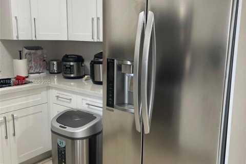 House in Miami, Florida 3 bedrooms, 127 sq.m. № 1990231 - photo 11