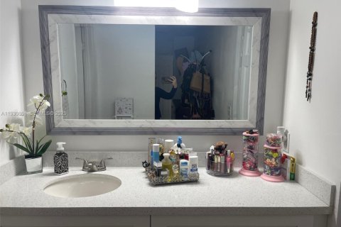 House in Miami, Florida 3 bedrooms, 127 sq.m. № 1990231 - photo 16