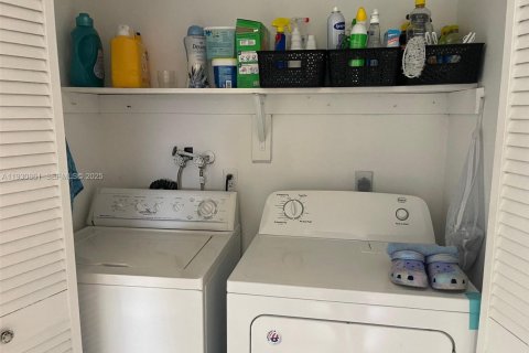 House in Miami, Florida 3 bedrooms, 127 sq.m. № 1990231 - photo 8