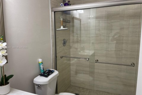 House in Miami, Florida 3 bedrooms, 127 sq.m. № 1990231 - photo 10