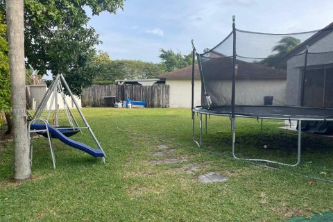 House in Miami, Florida 3 bedrooms, 127 sq.m. № 1990231 - photo 14