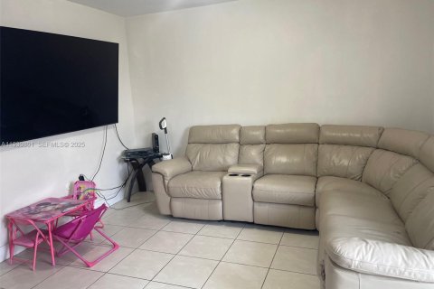 House in Miami, Florida 3 bedrooms, 127 sq.m. № 1990231 - photo 13