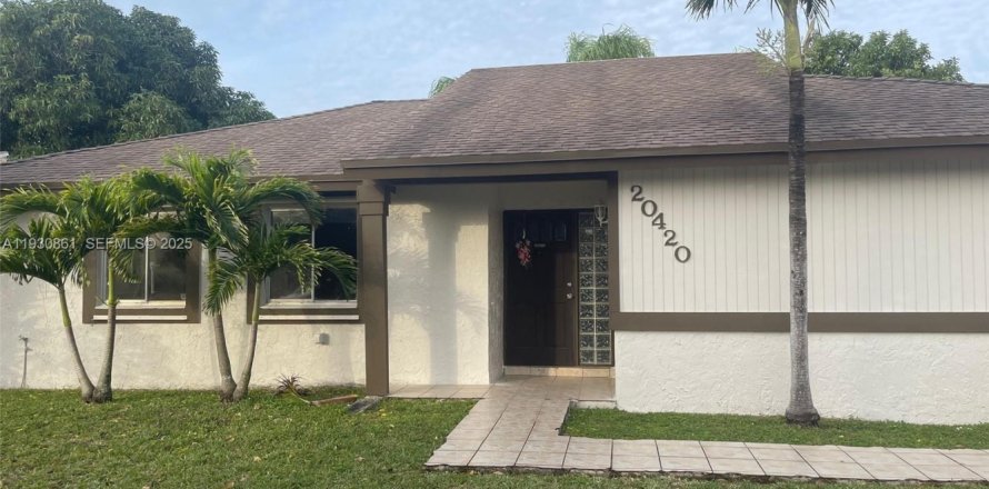 House in Miami, Florida 3 bedrooms, 127 sq.m. № 1990231