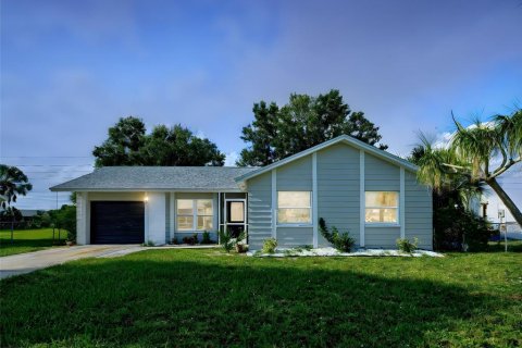 House in Port Charlotte, Florida 3 bedrooms, 124.77 sq.m. № 1852616 - photo 3