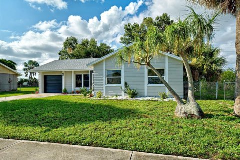 House in Port Charlotte, Florida 3 bedrooms, 124.77 sq.m. № 1852616 - photo 2