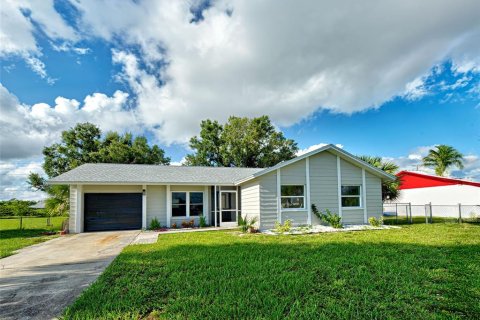House in Port Charlotte, Florida 3 bedrooms, 124.77 sq.m. № 1852616 - photo 1