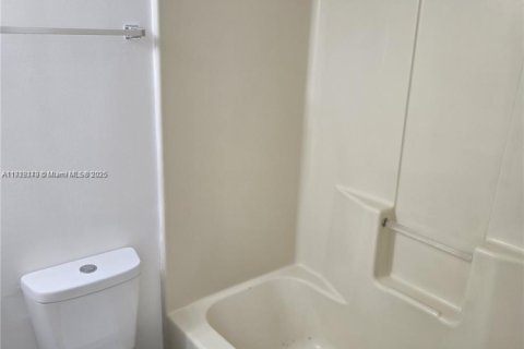 Condominio en alquiler en Hollywood, Florida, 1 dormitorio, 61.22 m2 № 1974522 - foto 13