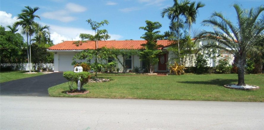 Дом в Майами, Флорида 5 спален, 215.9м2 № 2034252