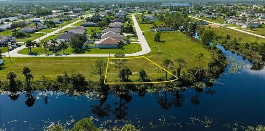 Terrain à Cape Coral, Floride № 2233234