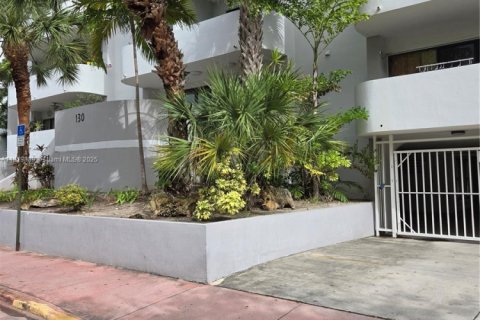 Condo in Miami Beach, Florida, 1 bedroom № 1981508 - photo 1