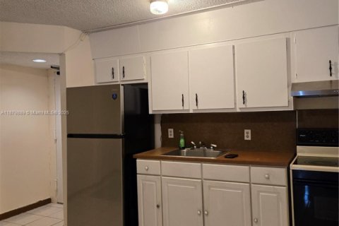 Condo in Miami Beach, Florida, 1 bedroom № 1981508 - photo 6