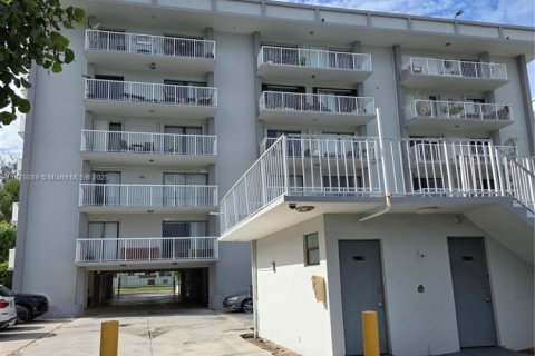 Condo in Miami Beach, Florida, 1 bedroom № 1981508 - photo 8