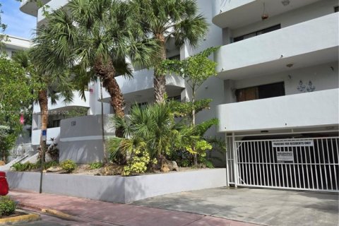Condo in Miami Beach, Florida, 1 bedroom № 1981508 - photo 10