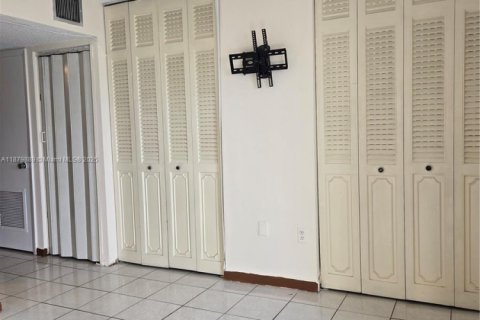 Condo in Miami Beach, Florida, 1 bedroom № 1981508 - photo 4