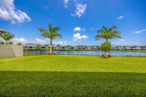 House in Boca Raton, Florida 5 bedrooms, 427.81 sq.m. № 1887840 - photo 30