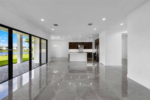 House in Boca Raton, Florida 5 bedrooms, 427.81 sq.m. № 1887840 - photo 13