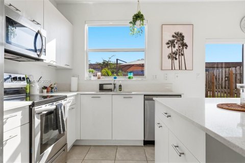 Adosado en venta en Miami, Florida, 3 dormitorios, 123.37 m2 № 2032841 - foto 8