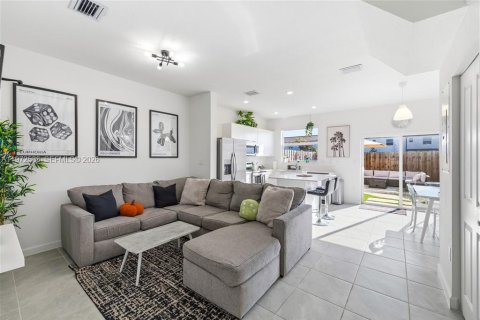 Adosado en venta en Miami, Florida, 3 dormitorios, 123.37 m2 № 2032841 - foto 10