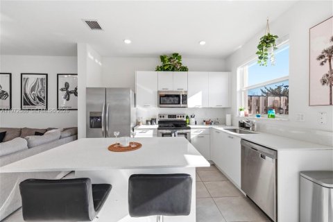 Adosado en venta en Miami, Florida, 3 dormitorios, 123.37 m2 № 2032841 - foto 4