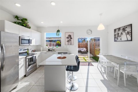Adosado en venta en Miami, Florida, 3 dormitorios, 123.37 m2 № 2032841 - foto 2