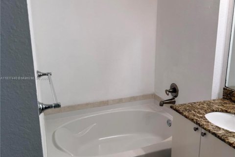 Copropriété à louer à Hollywood, Floride: 3 chambres, 137.5 m2 № 1822137 - photo 15