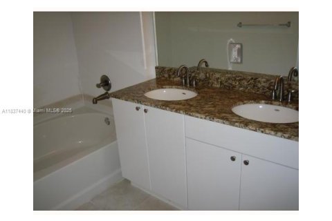 Copropriété à louer à Hollywood, Floride: 3 chambres, 137.5 m2 № 1822137 - photo 13