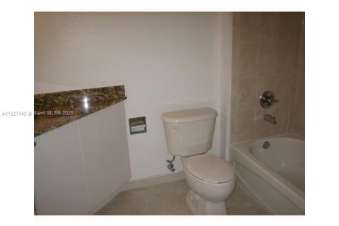 Copropriété à louer à Hollywood, Floride: 3 chambres, 137.5 m2 № 1822137 - photo 18