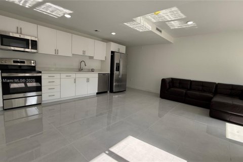 Townhouse in Homestead, Florida 4 bedrooms, 129.88 sq.m. № 2039674 - photo 4