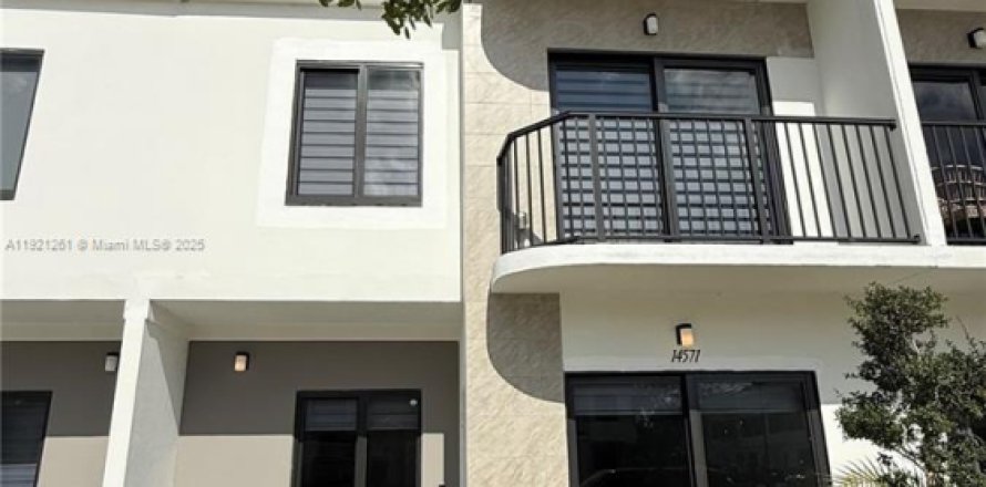 Townhouse in Homestead, Florida 4 bedrooms, 129.88 sq.m. № 2039674