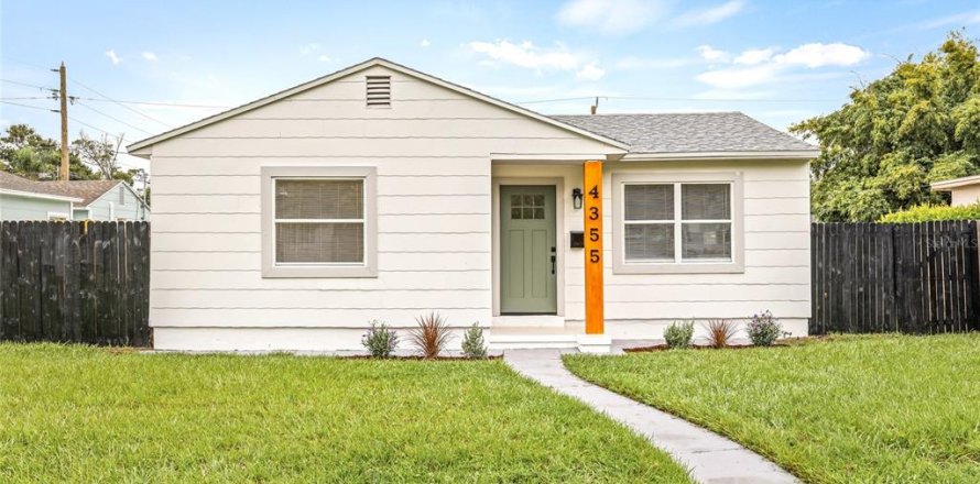 House in Saint Petersburg, Florida 3 bedrooms, 116.5 sq.m. № 1900013