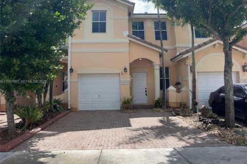 Adosado en Miami, Florida 3 dormitorios, 166.57 m2 № 2090146