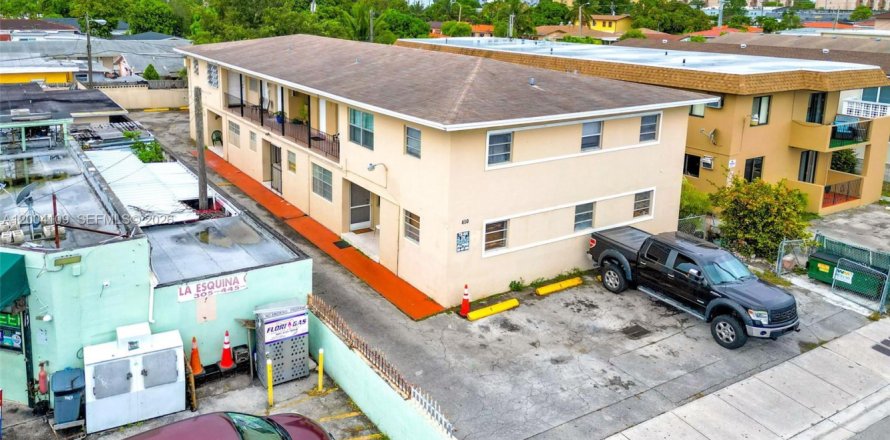 Commercial property in Miami, Florida 562.24 sq.m. № 2068294