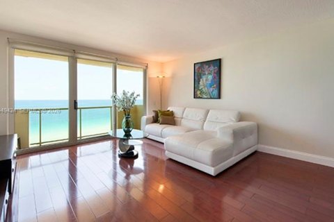 Copropriété à louer à Surfside, Floride: 3 chambres, 148.64 m2 № 2153030 - photo 2
