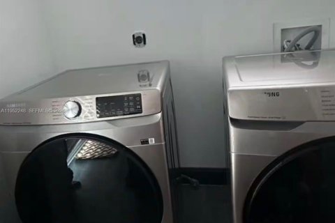 Casa en venta en Miami, Florida, 2 dormitorios, 89.19 m2 № 2008276 - foto 11