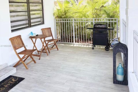 Casa en venta en Miami, Florida, 2 dormitorios, 89.19 m2 № 2008276 - foto 3