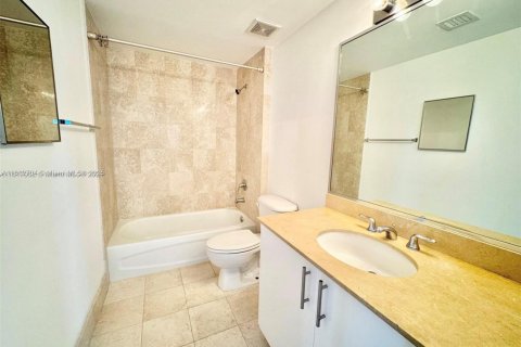 Condo in Miami, Florida, 2 bedrooms  № 1888728 - photo 8