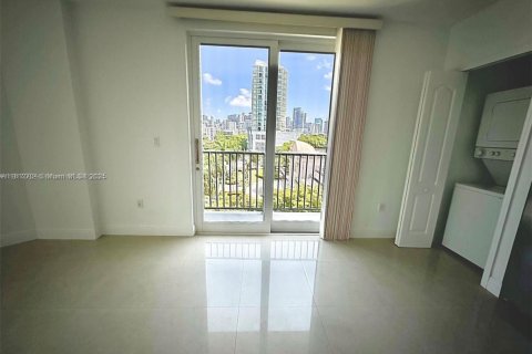 Condo in Miami, Florida, 2 bedrooms  № 1888728 - photo 5