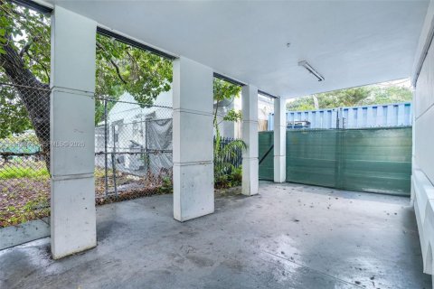Propiedad comercial en venta en Miami, Florida № 2008019 - foto 22