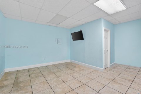 Propiedad comercial en venta en Miami, Florida № 2008019 - foto 20