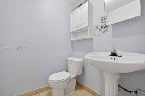 Propiedad comercial en venta en Miami, Florida № 2008019 - foto 21