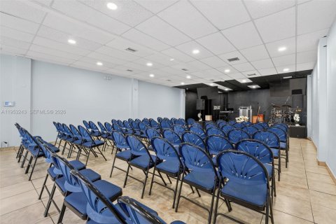 Propiedad comercial en venta en Miami, Florida № 2008019 - foto 9