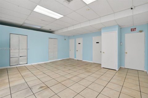 Propiedad comercial en venta en Miami, Florida № 2008019 - foto 17