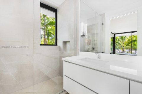 House in Miami, Florida 5 bedrooms, 434.41 sq.m. № 1348377 - photo 21