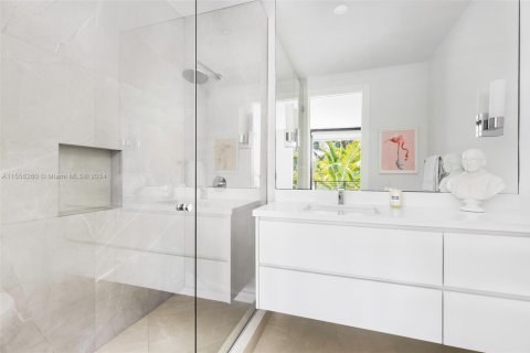 House in Miami, Florida 5 bedrooms, 434.41 sq.m. № 1348377 - photo 23