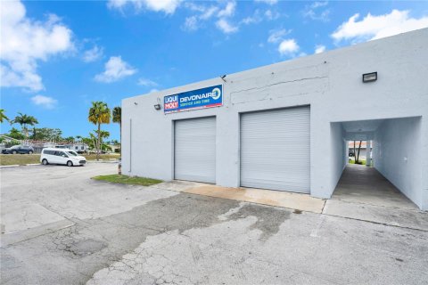 Commercial property in Miami, Florida № 2152840 - photo 2