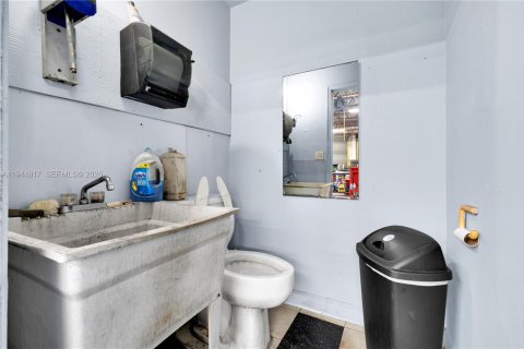 Commercial property in Miami, Florida № 2152840 - photo 19